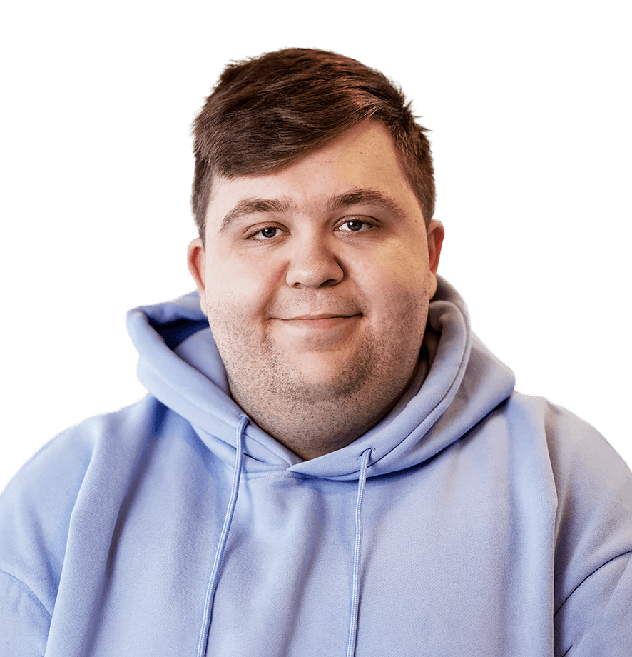 Nico Leon Wien im hellblauen Hoodie, er lächelt in die Kamera.